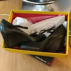 Kenneth Cole black leather wedge heel shoes